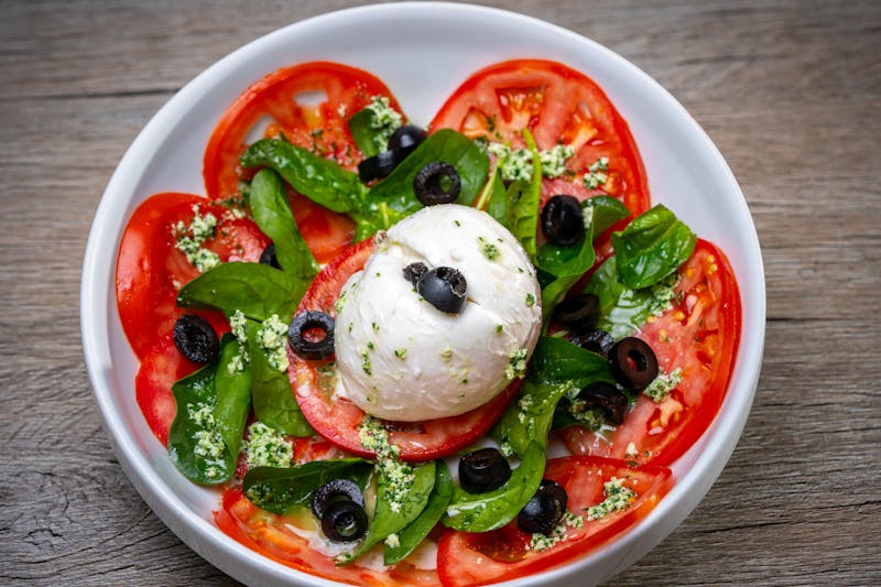 Ensalada caprese con mozzarella fresca y tomate en Pizzeta