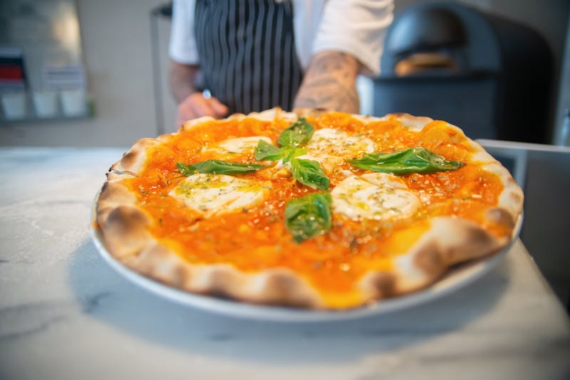 Pizza Margherita clásica con salsa de tomate y mozzarella en Pizzeta