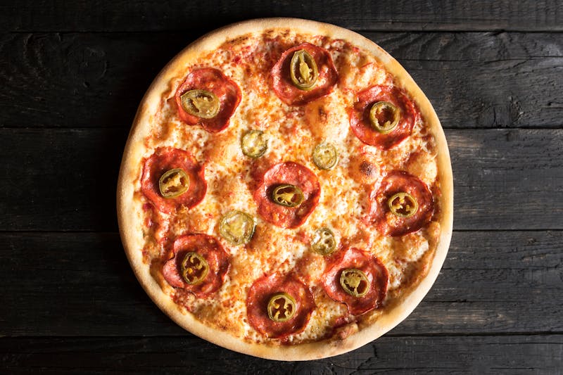 Pizza Diavola con salami picante y chiles en Pizzeta