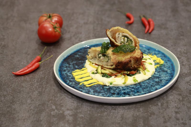 Pollo a la parmesana con salsa de tomate en Pizzeta