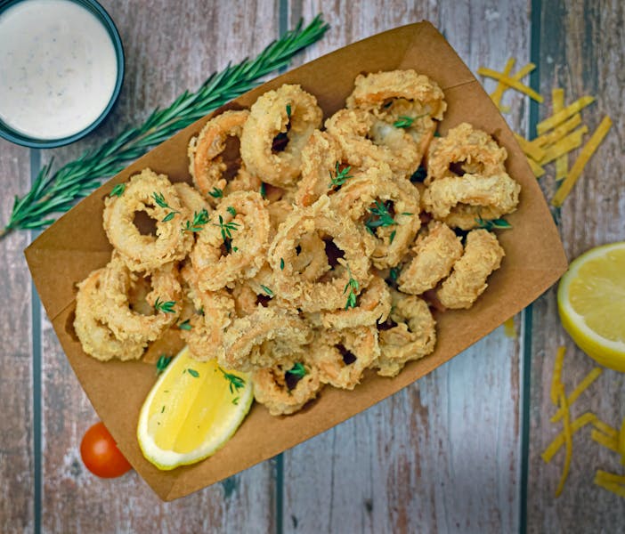 Calamares a la romana con limón y salsa tártara en Pizzeta